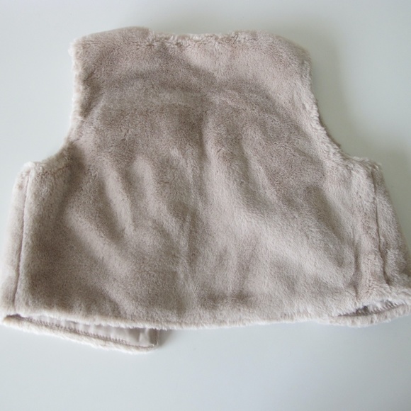 Toddler Girl's Old Navy Fur Vest Size 5T  GUC - Picture 3 of 5